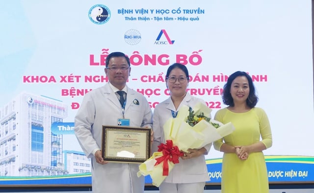 Bệnh viện y học cổ truyền đầu tiên của Việt Nam đạt chứng nhận ISO 15189:2022- Ảnh 1.