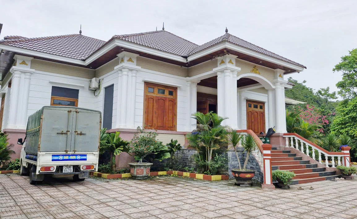 Nhờ nuôi chồn hương, vợ chồng anh Hiếu đã làm được nhà cửa khang trang             - Ảnh: X.V