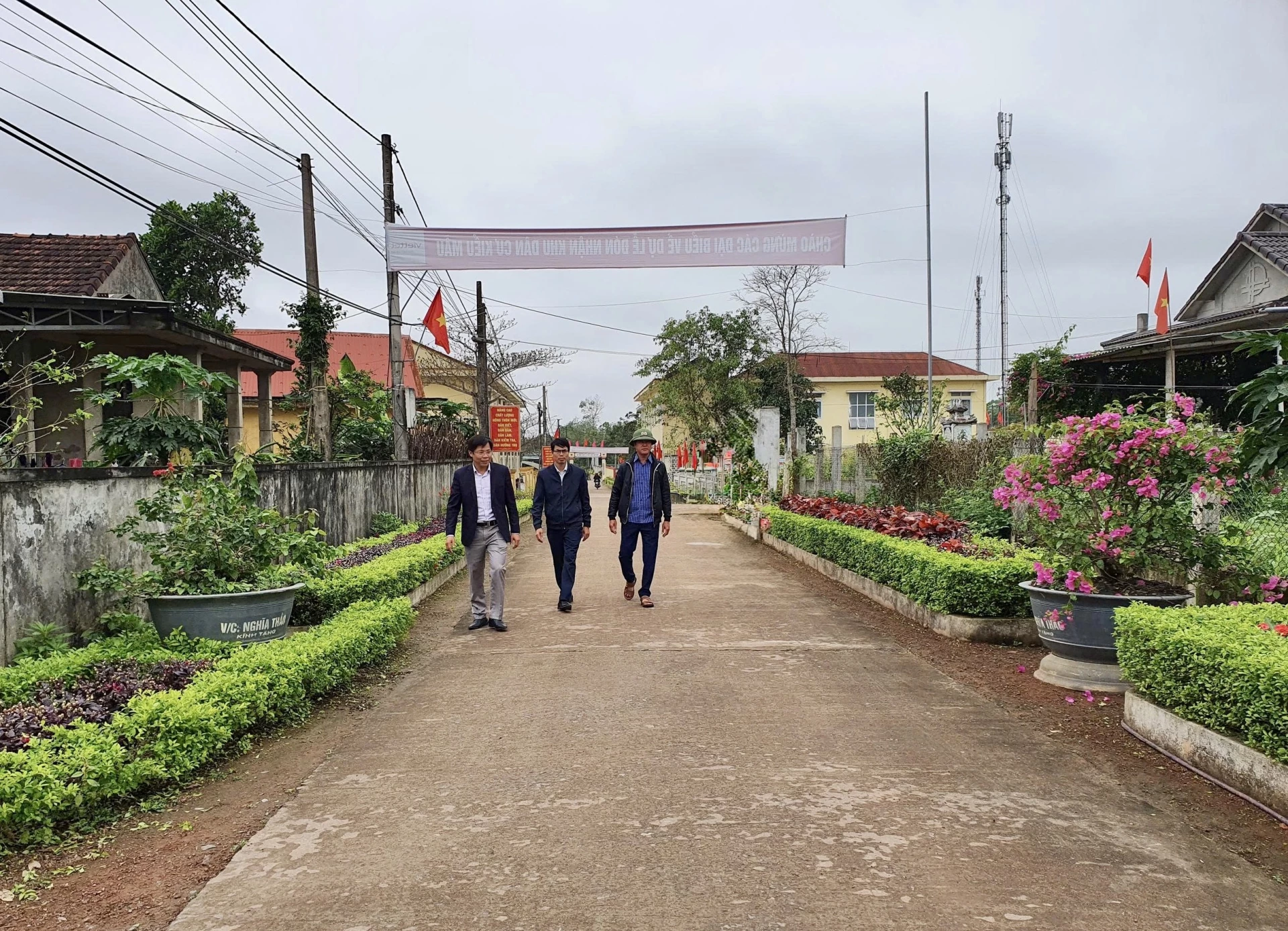 Vzhled mnoha vesnic se díky velkému přispění členů farmářských sdružení stále více zlepšuje - Foto: T.A