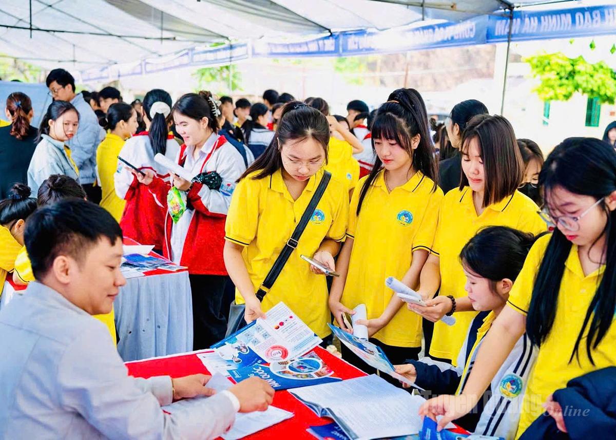Los estudiantes de la escuela secundaria Thai Hoa aprenden sobre información profesional en la feria de empleo de 2025.