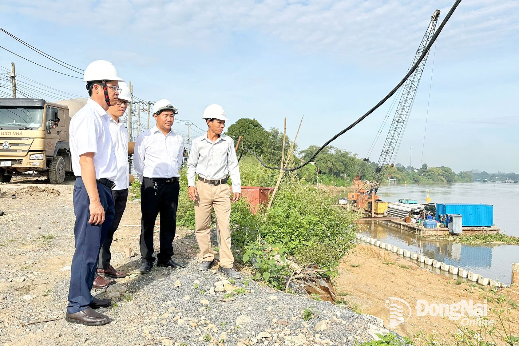 Mưa lớn ảnh hưởng tiến độ dự án kè sông Đồng Nai