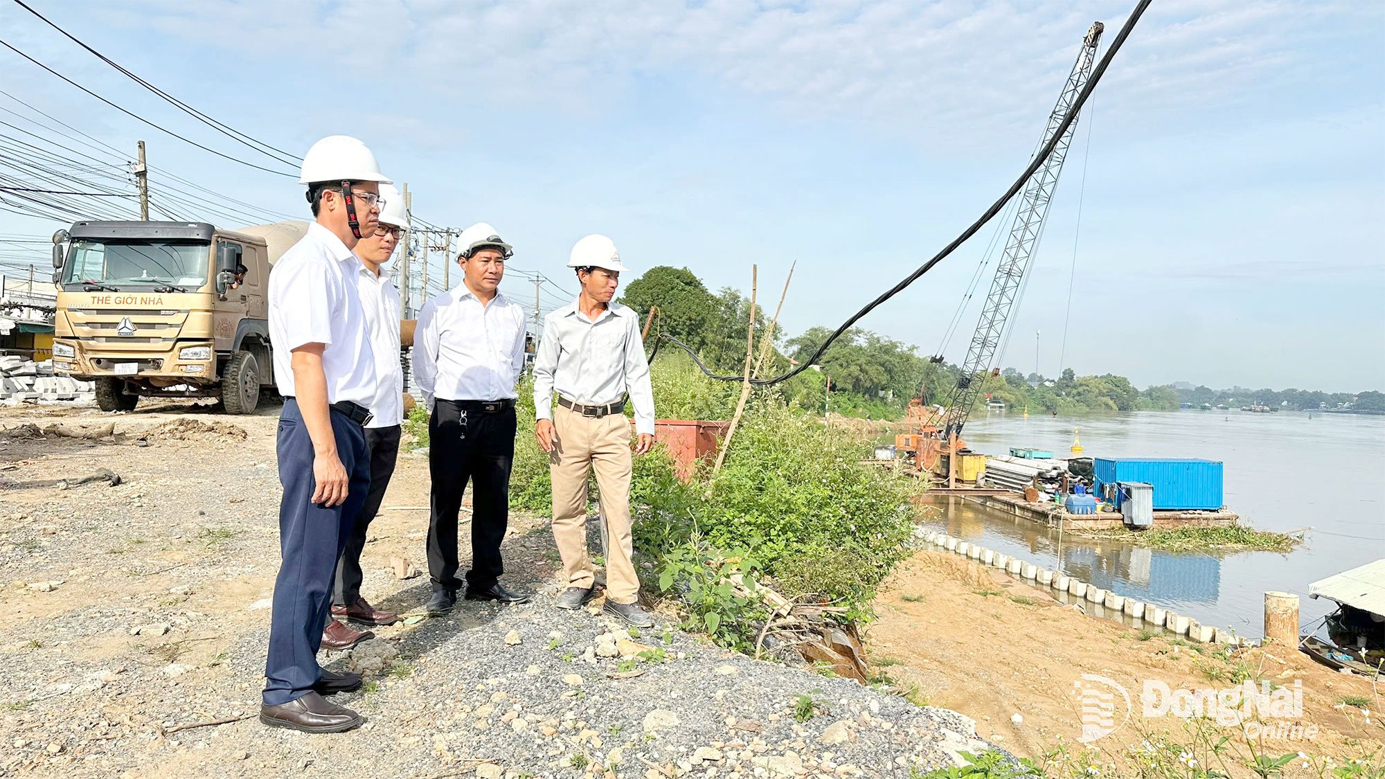 Förstärkningsprojektet för flodbanken Dong Nai fick avbryta byggandet i många dagar på grund av kraftigt regn.