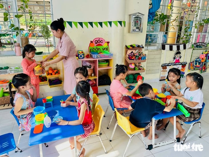 Trường lớp vùng tâm bão Kalmaegi khẩn trương dọn dẹp, nhiều thiết bị hư hỏng - Ảnh 4.