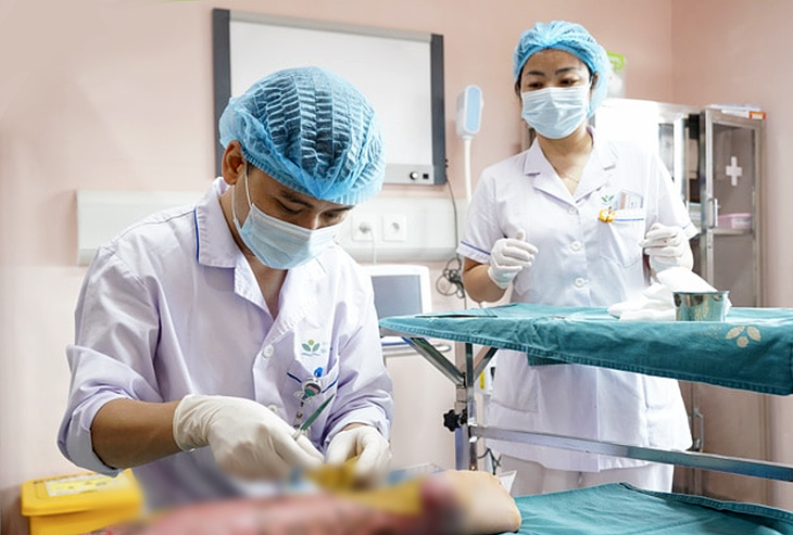 Tự làm thí nghiệm đốt cồn tại nhà, bé trai 12 tuổi bỏng nặng - Ảnh 1.