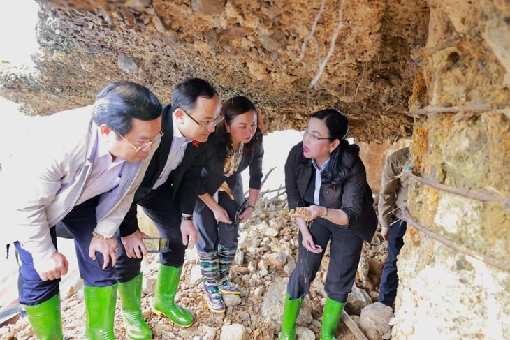 Vụ trụ cầu sông Lô trơ lõi thép: Đoàn khảo sát của Quốc hội đến hiện trường xem xét - Ảnh 1.