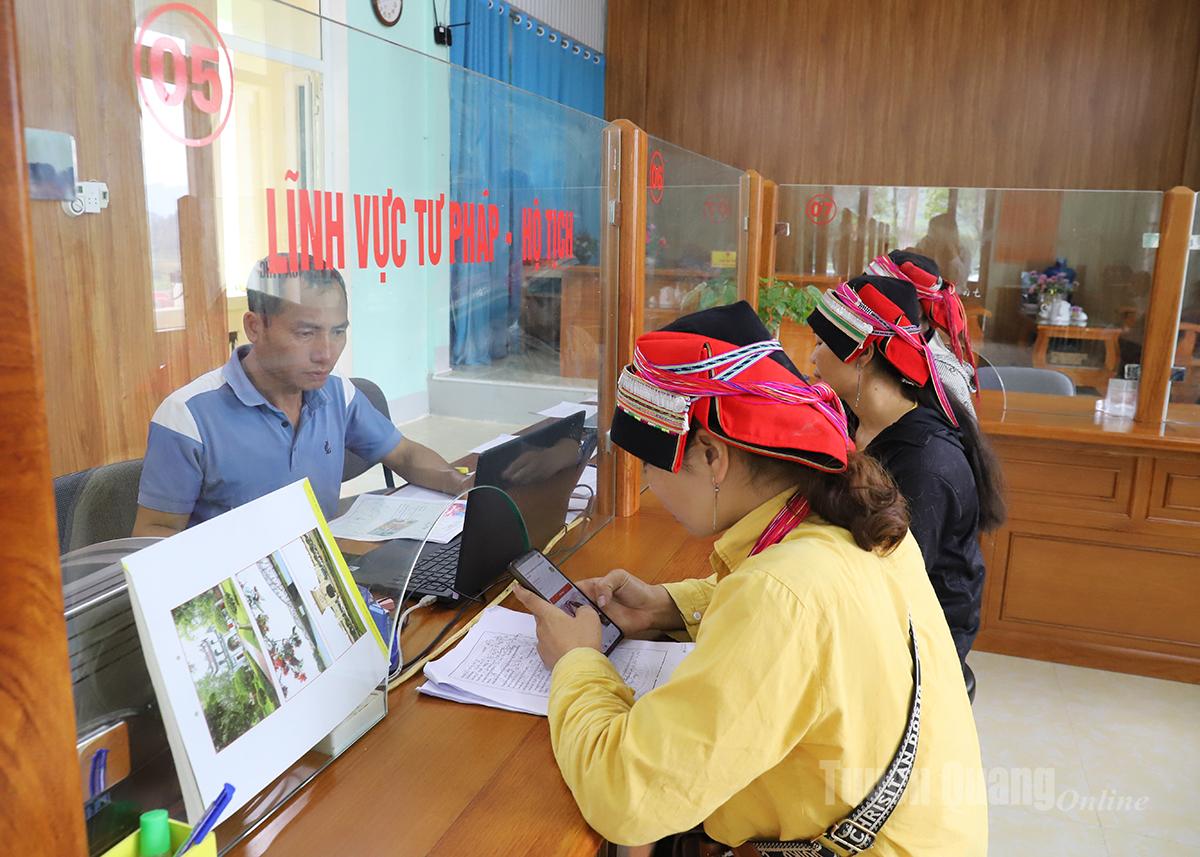 Folk utfører prosedyrer på Bach Dich kommunes administrative servicesenter.