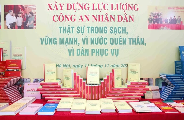 Ra mắt sách của cố Tổng Bí thư Nguyễn Phú Trọng về  xây dựng lực lượng CAND - Ảnh 1.