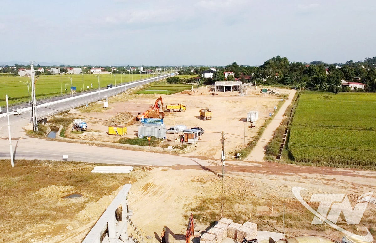 Tan Duc និង Luong Phu - Tan Duc Industrial Cluster (ឃុំ Kha Son) កំពុងពន្លឿនដំណើរការសាងសង់ហេដ្ឋារចនាសម្ព័ន្ធ នៅពេលសាងសង់រួចរាល់ វានឹងបង្កើតការងារបន្ថែមទៀតដល់កម្មករក្នុងស្រុក។