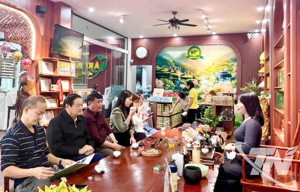 សមាគមធុរកិច្ចសង្កាត់ Phan Dinh Phung ចាប់យកស្ថានភាពអាជីវកម្មបន្ទាប់ពីទឹកជំនន់ដែលបណ្តាលមកពីព្យុះលេខ ១១។