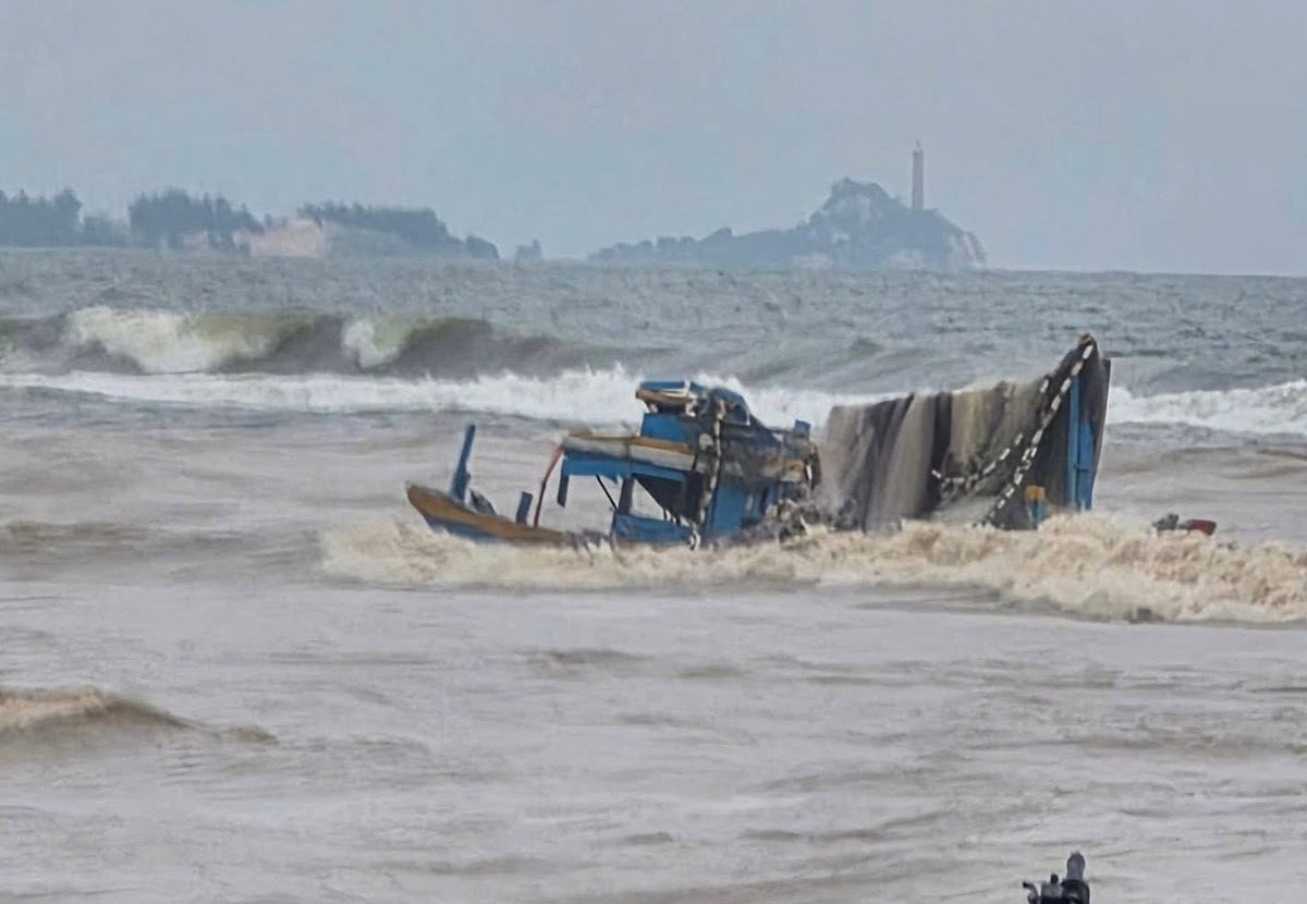 Theo thông tin từ Bộ đội Biên phòng tỉnh Lâm Đồng, chỉ riêng trong ngày 11/11 đã có ít nhất 8 phương tiện gặp nạn tại khu vực cửa biển La Gi và vùng lân cận. Ảnh: Người dân cung cấp. 