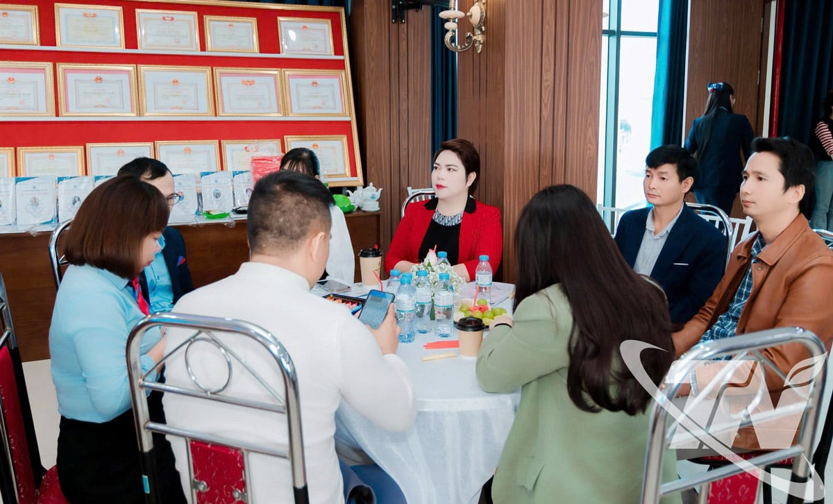 កម្មវិធី “កាហ្វេធុរកិច្ច - តភ្ជាប់ ចែករំលែក” នៅវួដ Van Xuan បង្កើតកន្លែងសម្រាប់តំណាងធុរកិច្ចបានជួប ផ្លាស់ប្តូរ និងចែករំលែកបទពិសោធន៍ ជំរុញការអភិវឌ្ឍន៍សហគមន៍ធុរកិច្ចក្នុងតំបន់។