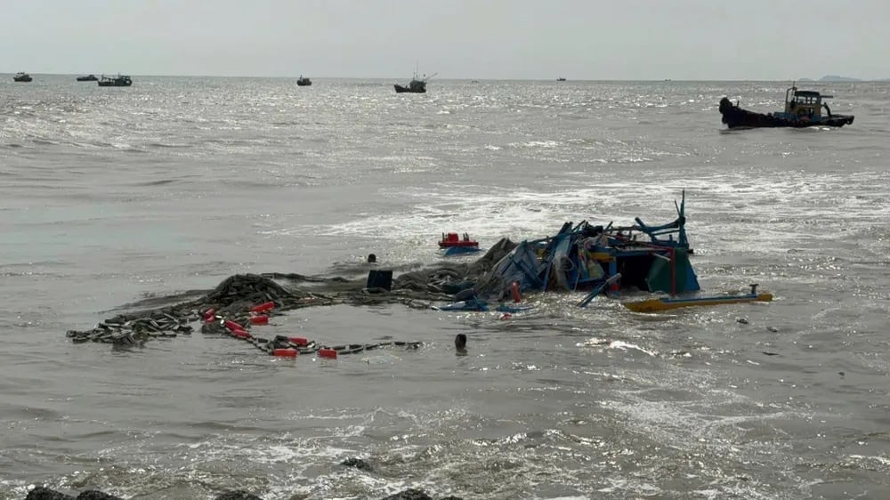 Một trong số những tàu bị sóng đánh chìm sát với bờ và bị hư hỏng nặng. Ảnh: Chính quyền địa phương cung cấp.