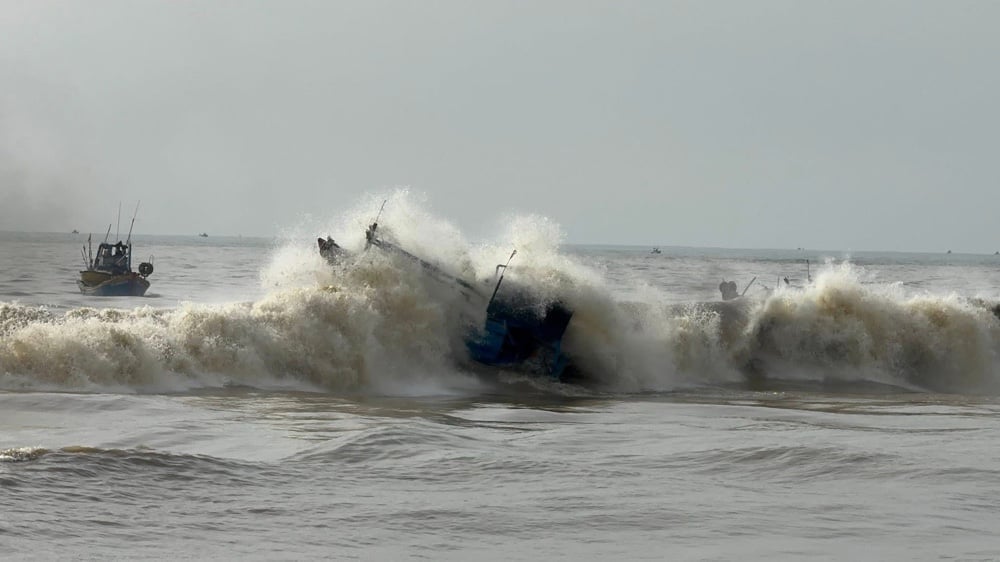 Ảnh hưởng của thời tiết những ngày qua, vùng biển ở La Gi, Lâm Đồng xuất hiện sóng lớn. Ảnh: PH.