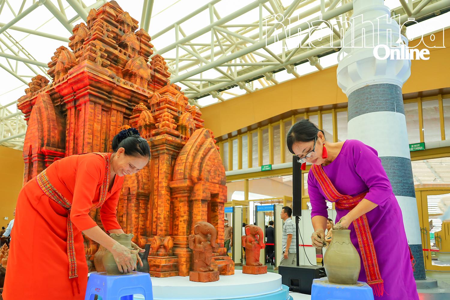 하노이에서 열린 한 행사에서 참 도자기 예술이 소개되었습니다.