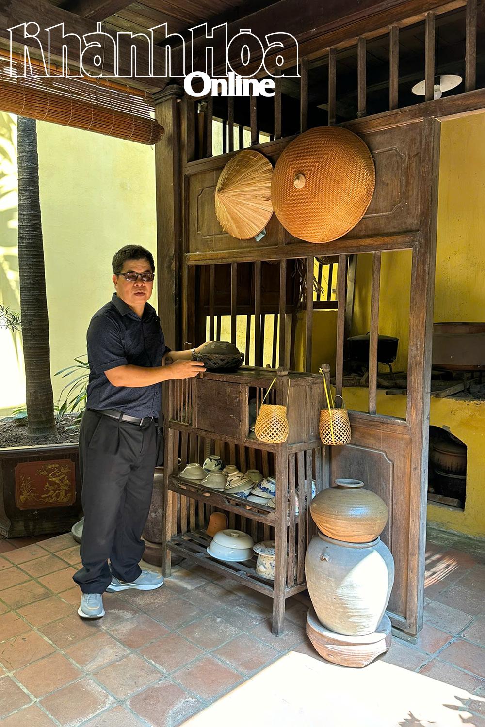 អ្នកនិពន្ធជាមួយទូដាក់ចាននៅហាណូយចាស់។