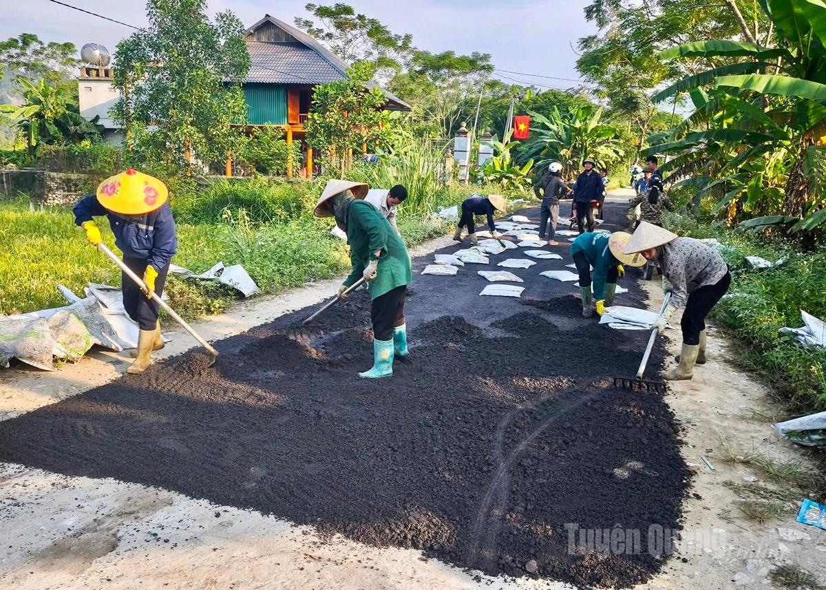 ប្រជាជន​ភូមិ An Xuan ឃុំ Dong Yen បាន​រួម​ចំណែក​ក្នុង​ថ្ងៃ​ធ្វើការ​ជួសជុល​ផ្លូវ​ដែល​រង​ការ​ខូច​ខាត។