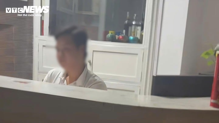 עובד המלון אמר שחדרה הושכר למישהו אחר משום שלא עשתה צ'ק-אין בזמן. (תמונה גזורה מהסרטון)