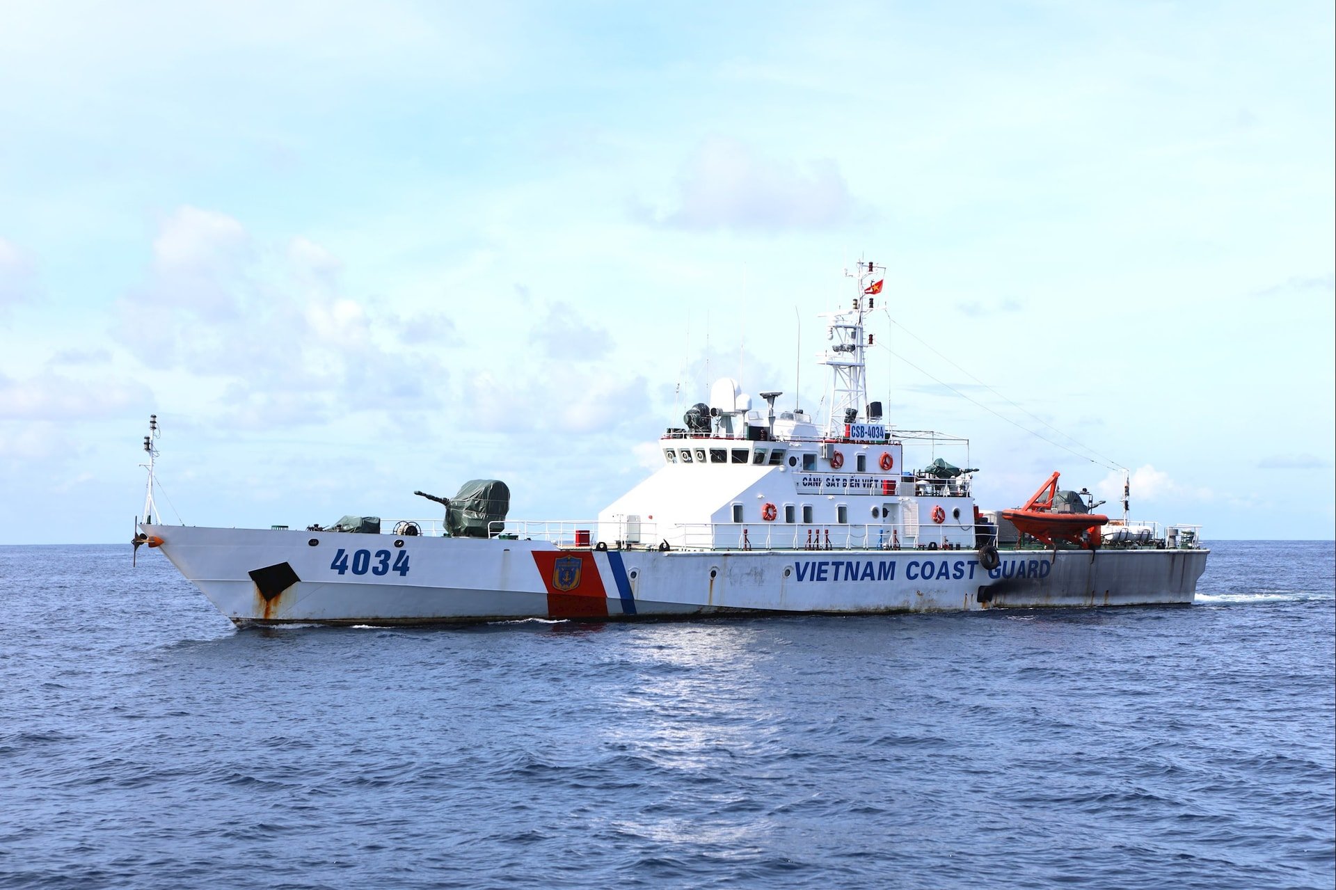 Kustwachtschip 4034 voert taken uit op zee