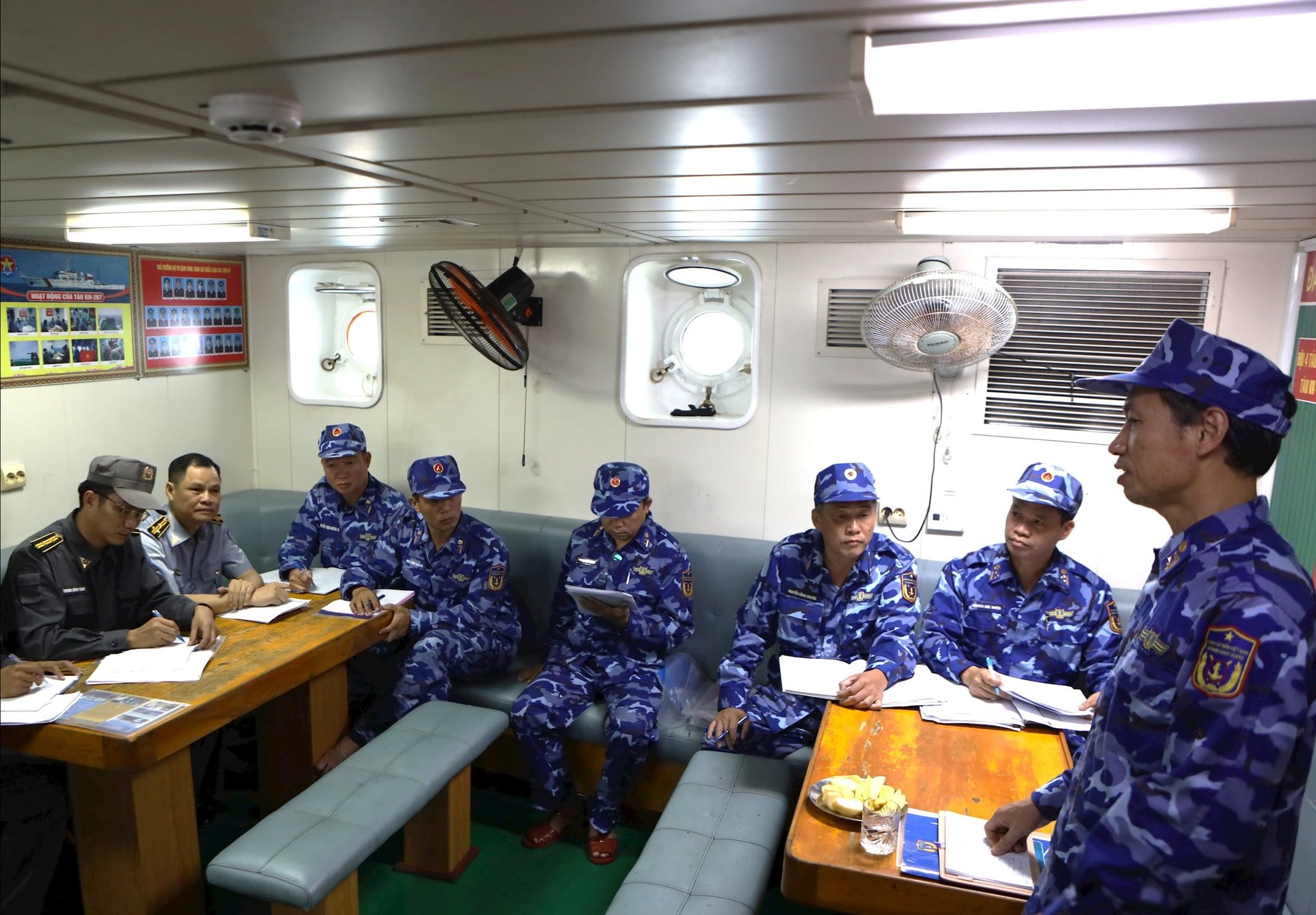 Kolonel Le Van Tu gaf een afsluitende verklaring over de inspectie bij de vooruitgeschoven commandopost.