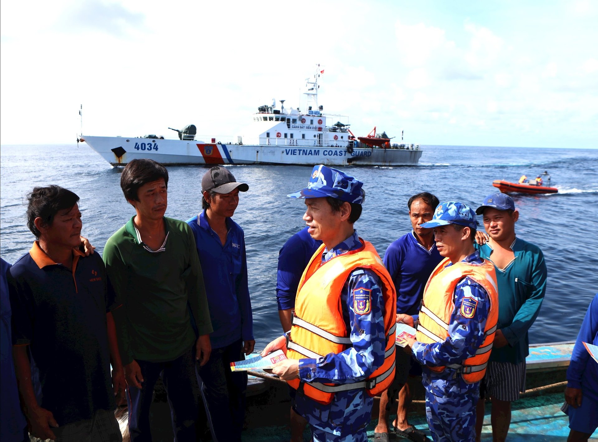 Kolonel Le Van Tu ging direct aan boord van de vissersboot om de boodschap aan de vissers over te brengen.