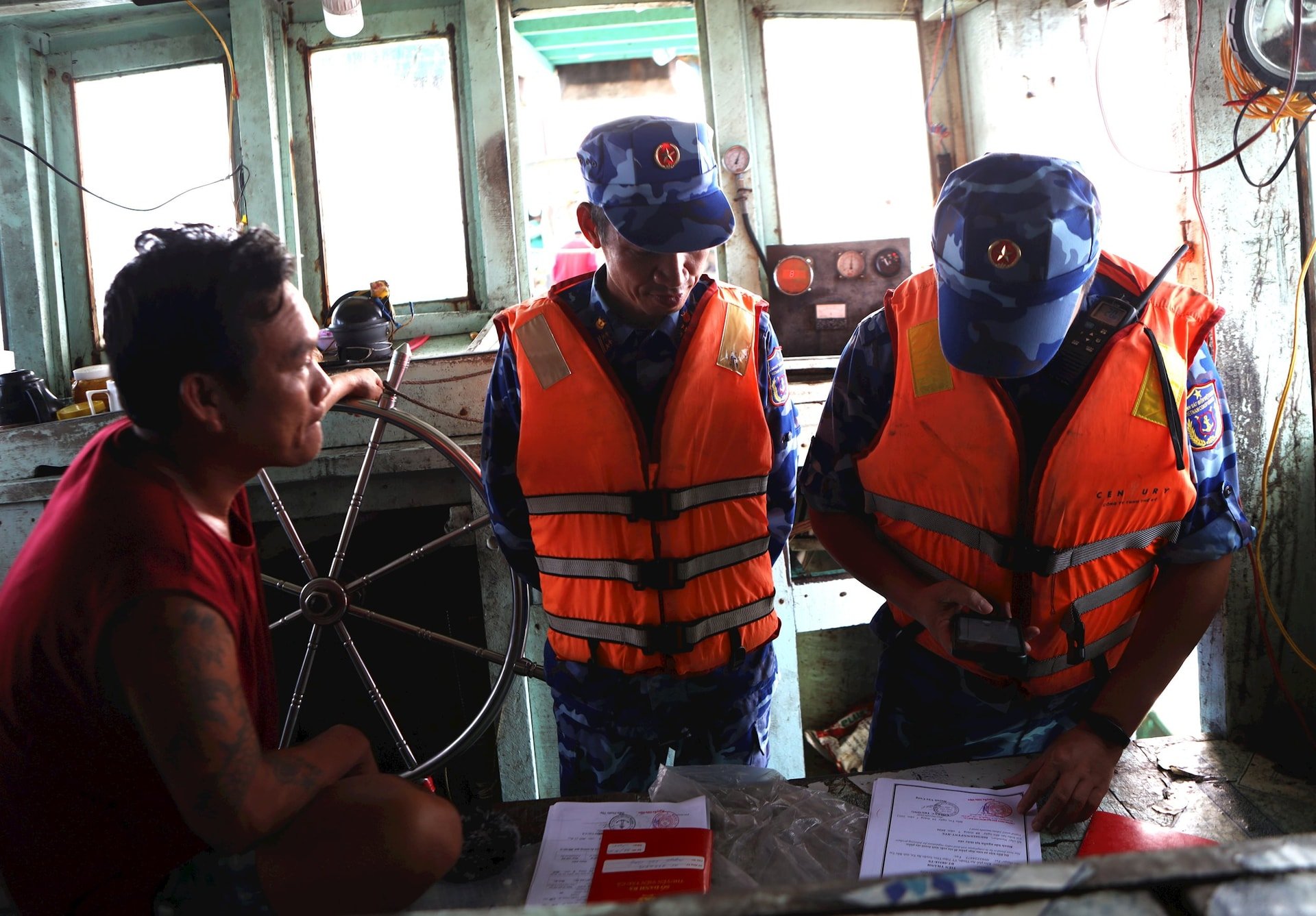 Controle van documenten op vissersboten