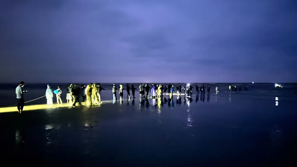 នៅ​ល្ងាច​ថ្ងៃ​ទី​១១ វិច្ឆិកា អាជ្ញាធរ និង​ប្រជាពលរដ្ឋ​មូលដ្ឋាន​បាន​ជួយ​សង្គ្រោះ និង​ទាញ​ទូក​ដែល​កំពុង​ជួប​ទុក្ខ​លំបាក​មក​ច្រាំង។