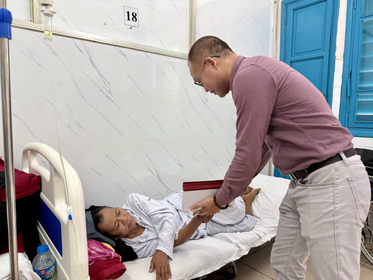 អគ្គនិពន្ធនាយករង លោក Tran Ngoc Ha ផ្តល់អំណោយ និងលើកទឹកចិត្តដល់អ្នកជម្ងឺលាងឈាមនៅមន្ទីរពេទ្យកណ្តាល Hue