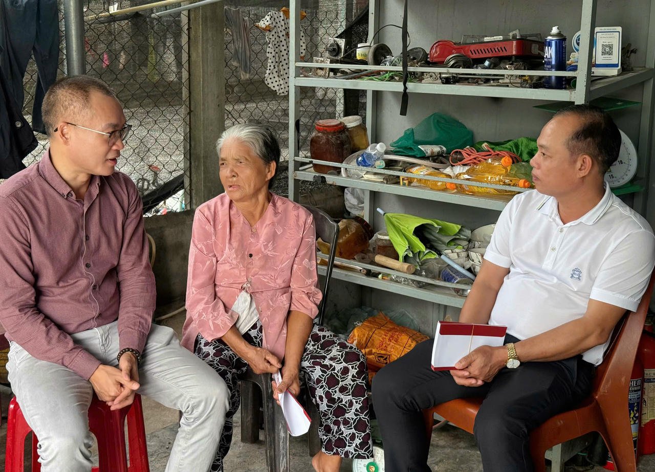 ជូនអំណោយដល់លោកស្រី Vo Thi Nien