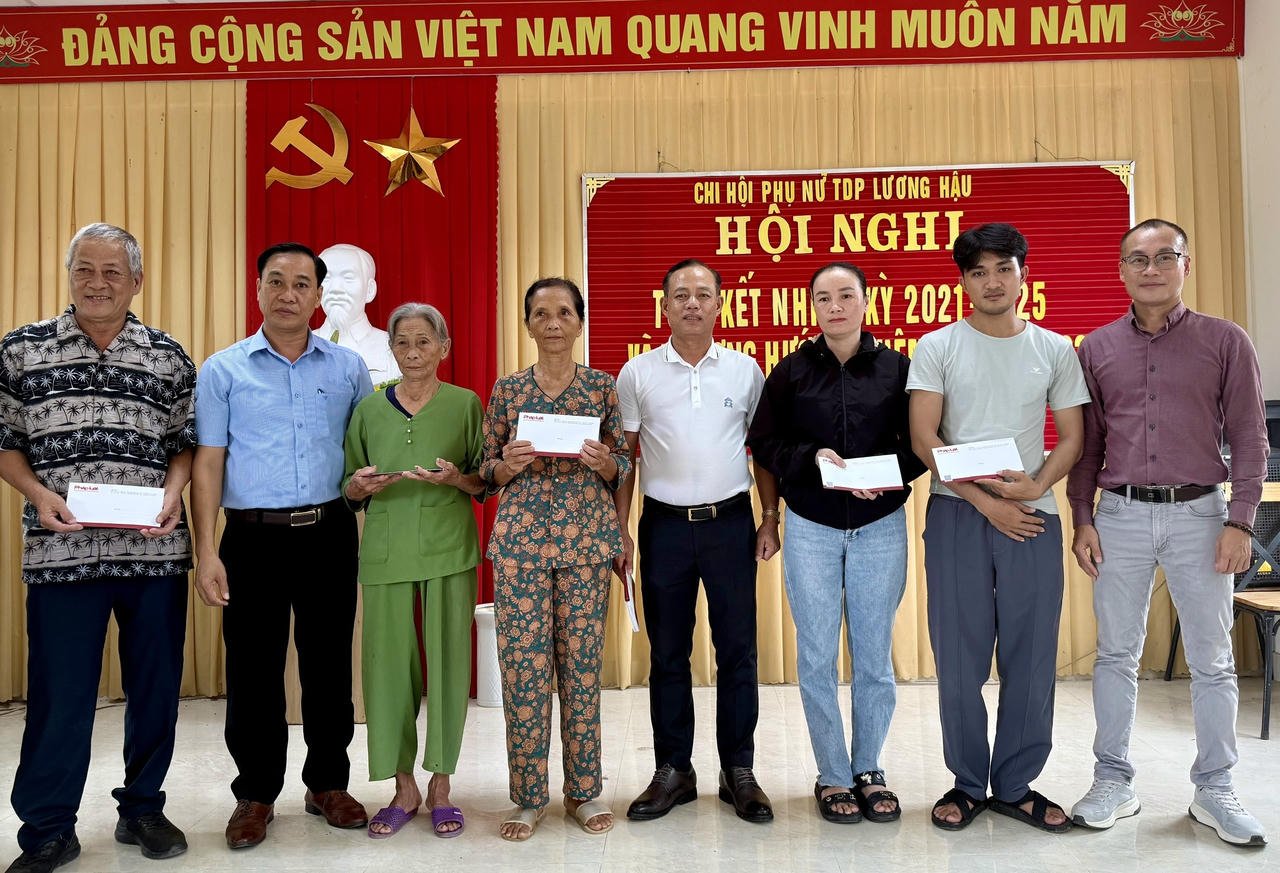 ជូនអំណោយនៅវួដ Huong Thuy