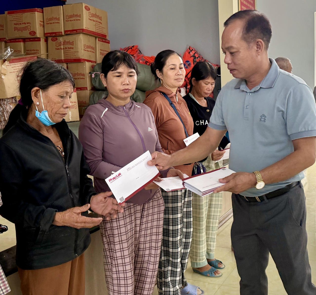 អ្នកកាសែត Nguyen Quang Tam ជូនអំណោយដល់ប្រជាជននៅតំបន់លិចទឹក Hoa Chau