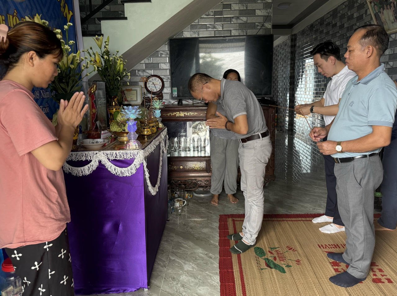 ក្នុង​ឱកាស​នេះ គណៈប្រតិភូ​បាន​ចុះ​សួរសុខទុក្ខ​គ្រួសារ​ពីរ​ដែល​សាច់ញាតិ​បាន​ស្លាប់​ដោយសារ​ទឹកជំនន់​នៅ​សង្កាត់ Thuan An។