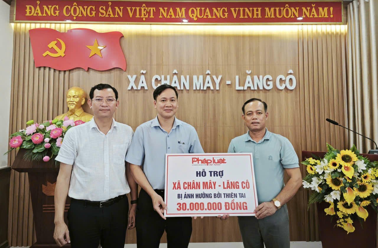 កាសែត PLVN ឧបត្ថម្ភថវិកា ៣០លានដុង ដល់គណៈកម្មាធិការប្រជាជនឃុំ Chan May - Lang Co ដែលរងគ្រោះដោយទឹកជំនន់។