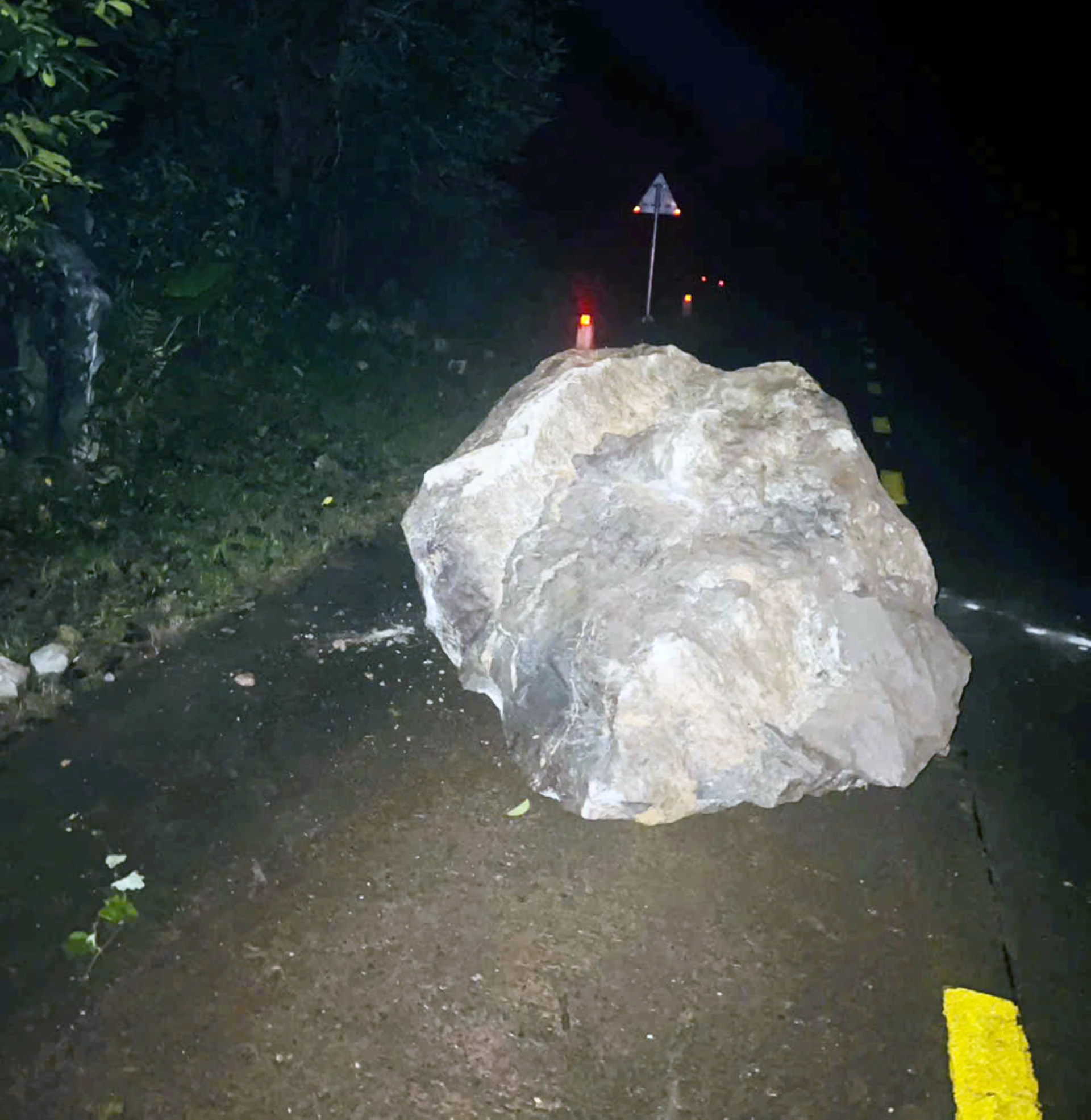 ផ្ទាំងថ្មធំមួយបានរំកិលចុះពីលើភ្នំទៅកាន់សាខាខាងលិចនៃផ្លូវហូជីមិញ កាត់តាមភូមិ Hong Son ឃុំ Truong Son - រូបថត៖ អ្នករួមចំណែក