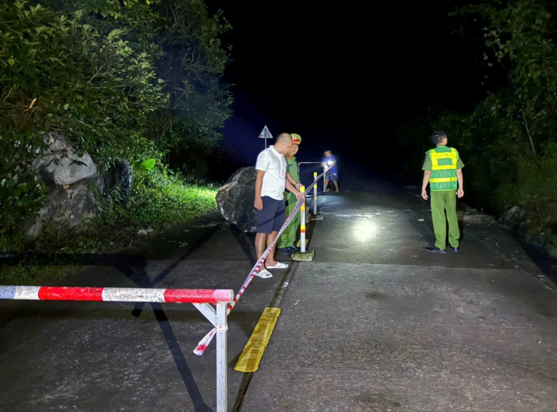 អាជ្ញាធរ​ដាក់​របាំង​ការពារ និង​ដាក់​ស្លាក​សញ្ញា​ព្រមាន​នៅ​កន្លែង​បាក់​ដី - រូបភាព៖ អ្នក​រួម​ចំណែក
