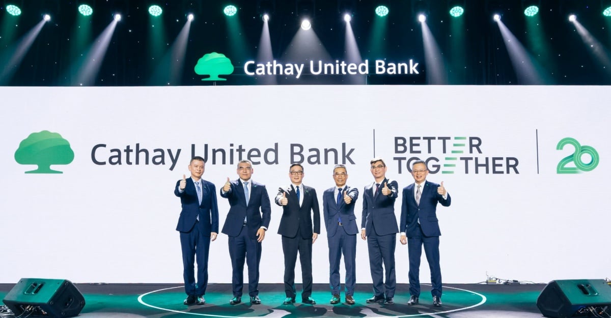 Ông Andrew Kuo, Chủ tịch Hội đồng Quản trị Ngân hàng CUB (thứ ba từ trái sang). Ảnh: Cathay United Bank
