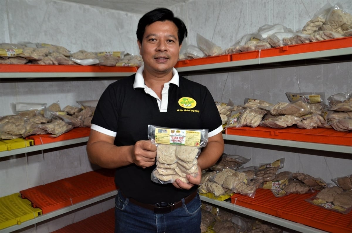 Anh Lương Tiến Mạnh với sản phẩm chả vịt. Ảnh: Đinh Thanh Huyền.