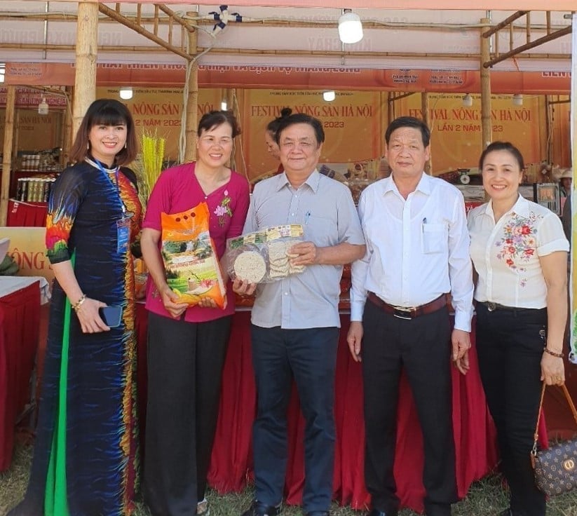 Chị Cao Thị Thủy giới thiệu sản phẩm gạo với nguyên Bộ trưởng Bộ NN-PTNT Lê Minh Hoan. Ảnh: Nhân vật cung cấp.