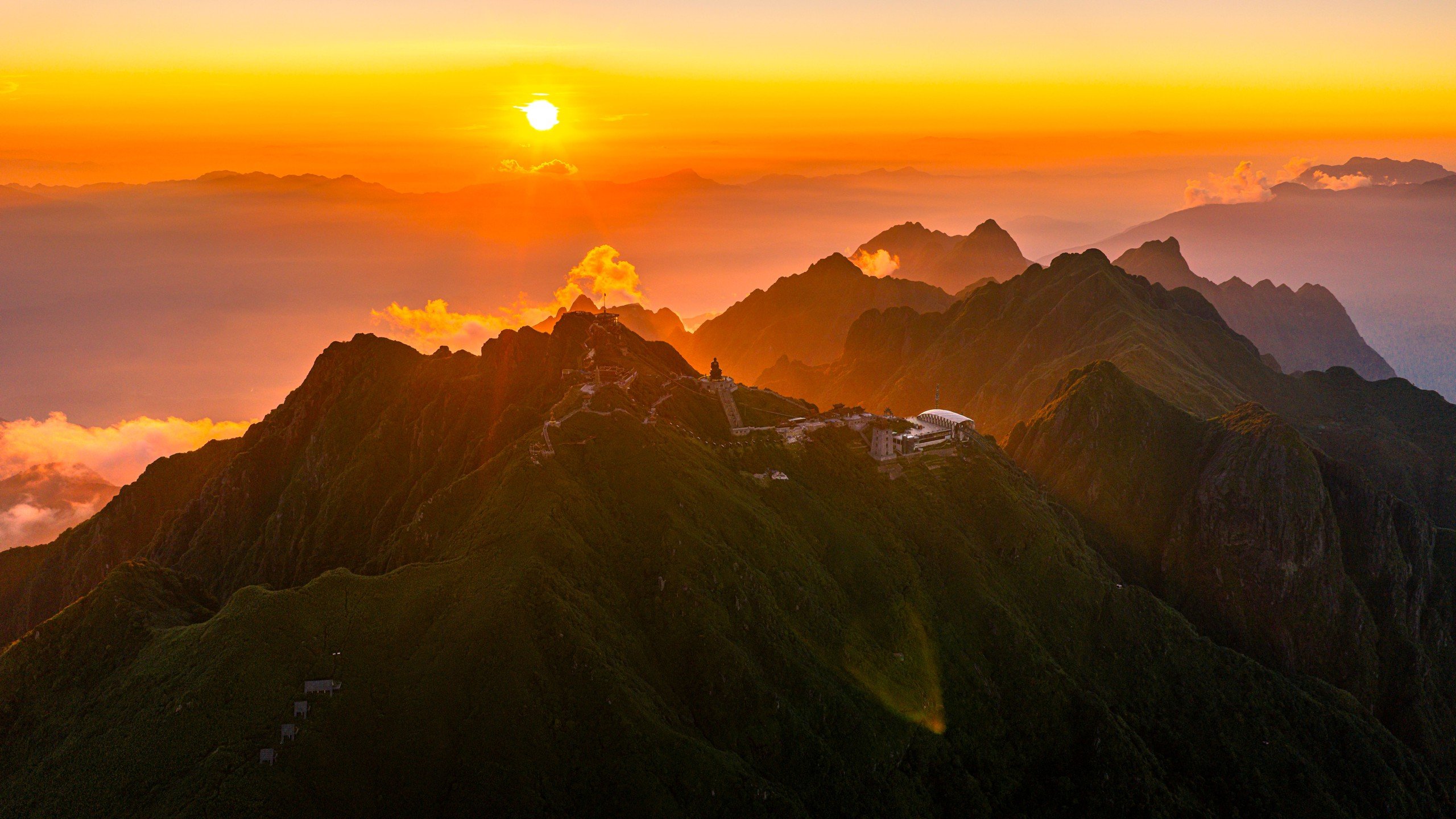 ຊົມວິວທາງຊ້າງເຜືອກໃນຍາມກາງຄືນຢູ່ເທິງຈອມພູ Fansipan - ຮູບ 1.