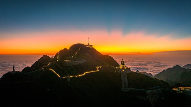 ຊົມວິວທາງຊ້າງເຜືອກໃນຍາມກາງຄືນຢູ່ເທິງຈອມພູ Fansipan - ຮູບ 2.