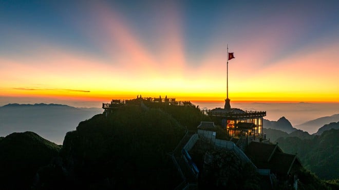 ຊົມວິວທາງຊ້າງເຜືອກໃນຍາມກາງຄືນຢູ່ເທິງຈອມພູ Fansipan - ຮູບ 4.