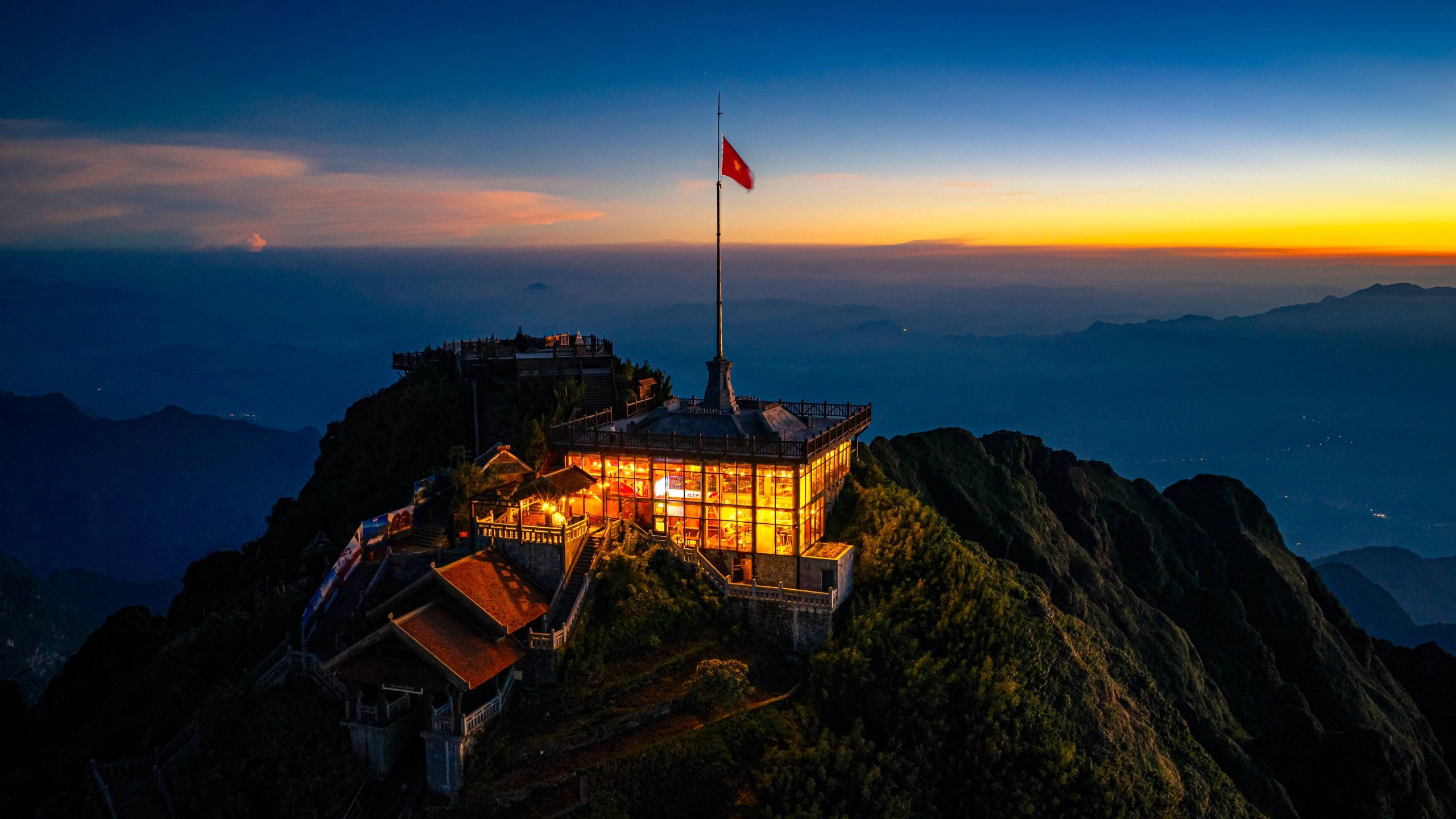 ຊົມວິວທາງຊ້າງເຜືອກໃນຍາມກາງຄືນຢູ່ເທິງຈອມພູ Fansipan - ຮູບ 5.