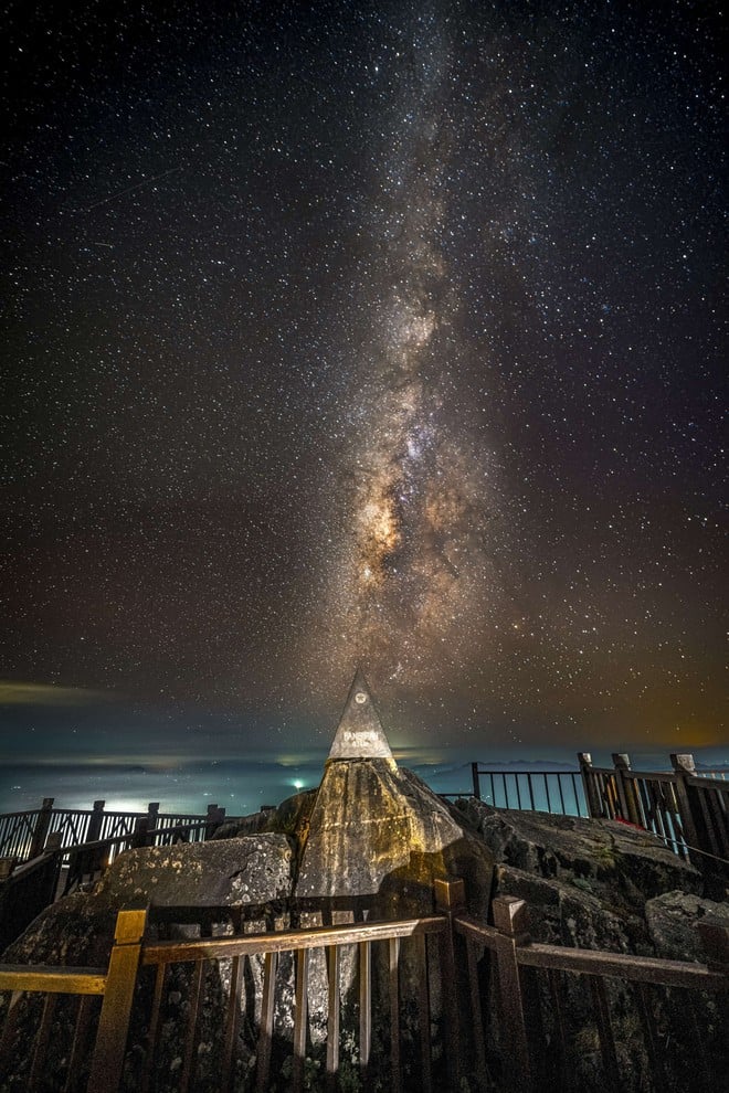 ຊົມວິວທາງຊ້າງເຜືອກໃນຍາມກາງຄືນຢູ່ເທິງຈອມພູ Fansipan - ຮູບພາບ 10.