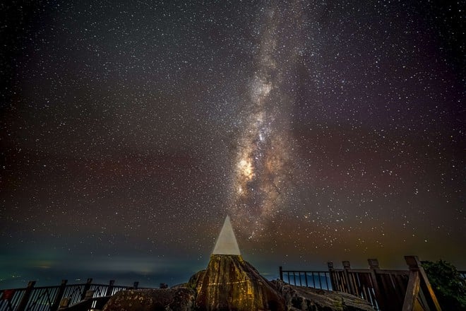 ຊົມວິວທາງຊ້າງເຜືອກໃນຍາມກາງຄືນຢູ່ເທິງຈອມພູ Fansipan - ຮູບ 11.