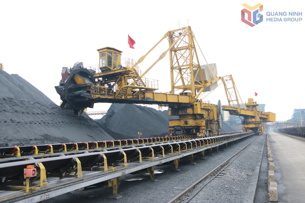 Kumpulan Industri Arang Batu dan Mineral Negara (TKV) Vietnam mengesahkan peranan pentingnya dalam memastikan keselamatan tenaga negara. Gambar aktiviti penggunaan arang batu di Syarikat Cua Ong Coal Selection.