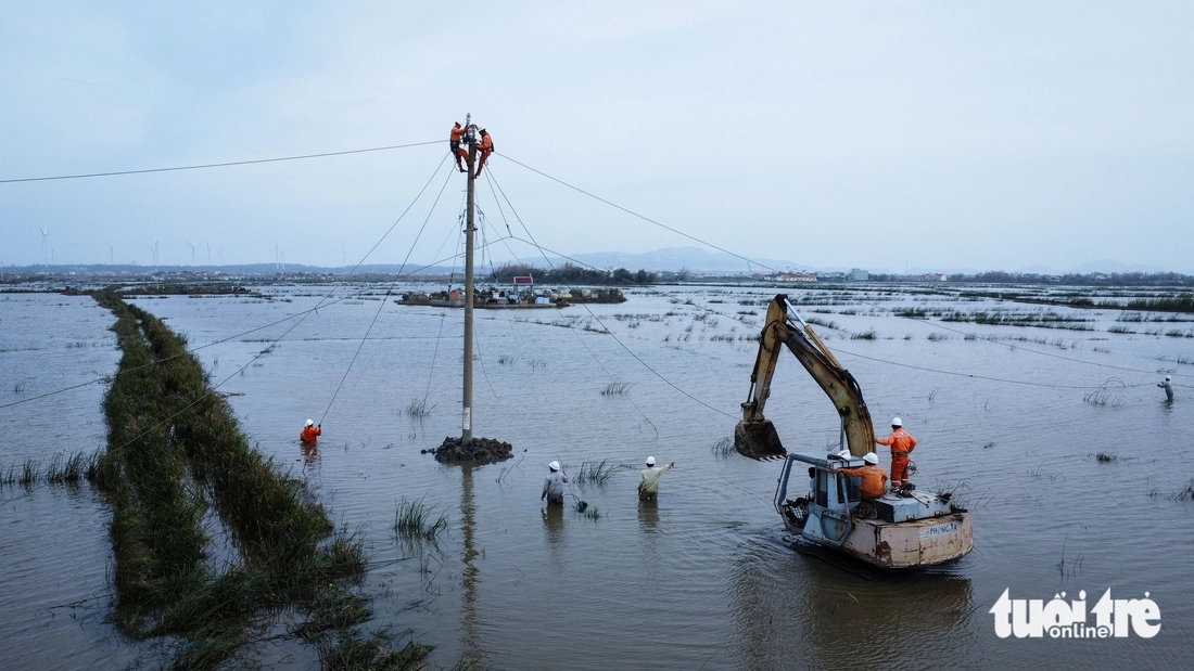 Công nhân điện lực chạy đua nối lại dòng điện cho bà con nơi tâm bão Kalmaegi - Ảnh 7.