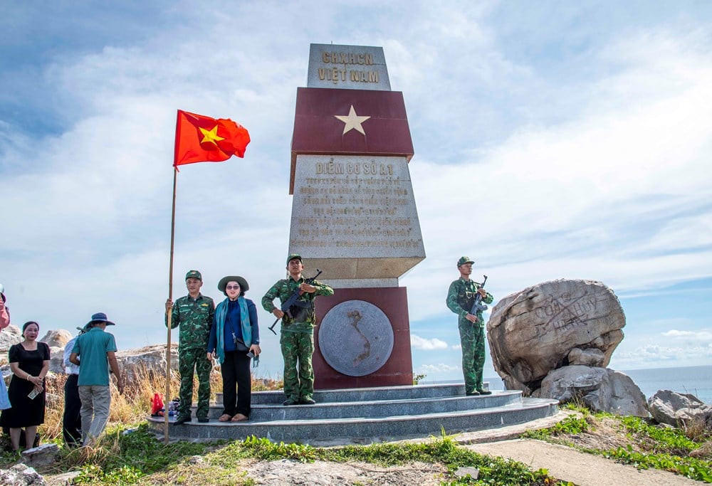 पितृभूमि के दक्षिण-पश्चिम समुद्र के मध्य में लॉर्ड गुयेन आन्ह के पदचिह्न - फोटो 2