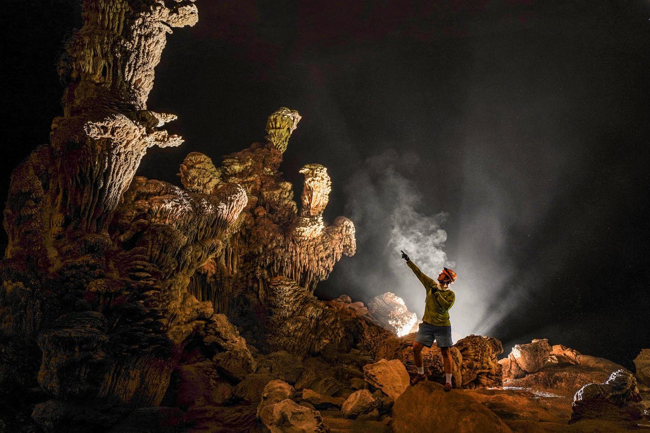 ដំណើរការភូមិសាស្ត្រមិនចេះចប់រាប់លានឆ្នាំបានបង្កើតដុំថ្មយក្សដែលមានរូបរាងប្លែកៗនៅក្នុងរូងភ្នំ។ រូបថត៖ Jungle Boss Tours