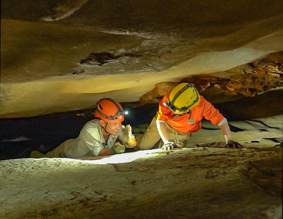 ដំណើររុករករូងភ្នំមានផ្នែកដែលអ្នកត្រូវបន្ទាបខ្លួនចុះដើម្បីវារតាមច្រកថ្មតូចចង្អៀត។ រូបថត៖ Jungle Boss Tours