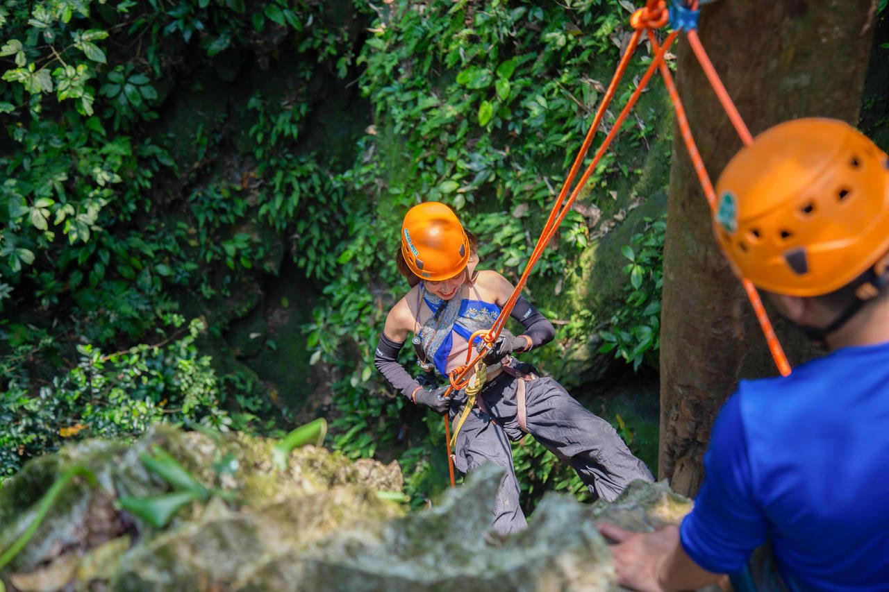 ភ្ញៀវត្រូវបានបំពាក់នូវឧបករណ៍សុវត្ថិភាពចាំបាច់ត្រៀមខ្លួនទទួលបទពិសោធន៍ពីខ្សែពួរប្រវែង ២៥ ម៉ែត្រចុះពីលិចទឹកហង្សថង។ រូបថត៖ Jungle Boss Tours