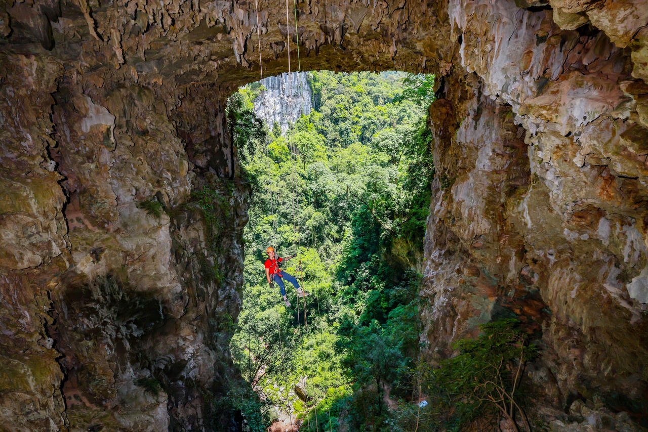 Kong Sinkhole Zipline - ការប្រកួតប្រជែងដ៏គួរឱ្យរំភើបដែលអ្នកទស្សនាត្រូវបានផ្អាកនៅកណ្តាលកន្លែងដ៏អស្ចារ្យ។ រូបថត៖ Jungle Boss Tours